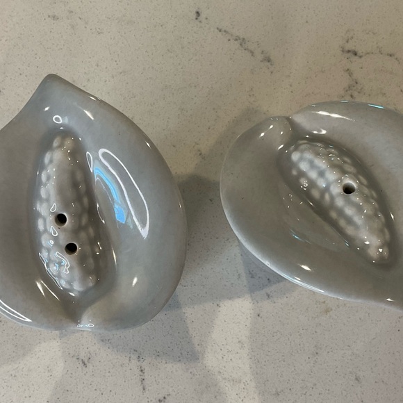 Vintage MCM Ceramic Calla Lily Salt & Pepper Shaker Set - Picture 12 of 12